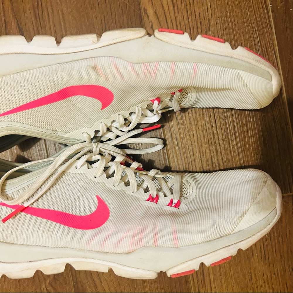 Nike White and Pink Athletic Shoes size 10 - Picture 4 of 7